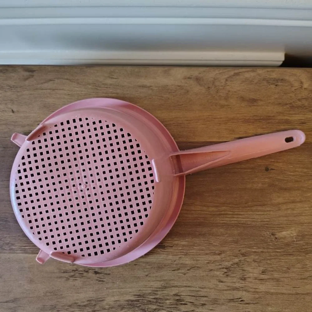 Vtg Pink Colander Strainer Bowl With Handle MCM Plastic Retro Kitchen Merrymaid